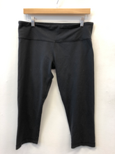 Load image into Gallery viewer, Lulu Lemon cropped Athletic Pants Size 7/8 (29)
